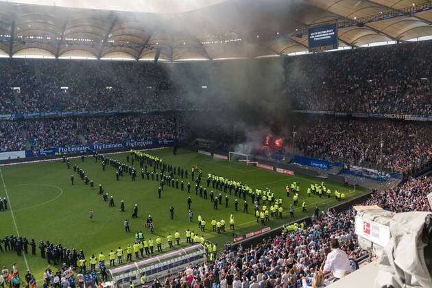 Themen der Woche - SPORT GER, 1.FBL. Hamburger SV vs B 12.05.2018, Volksparkstadion, Hamburg, GER, 1.FBL. Hamburger SV vs B, im Bild Randale aus der Nordkurve noch während des Spiels - Feuerwerkskörper auf dem Platz Polizei Hunde und Pferde