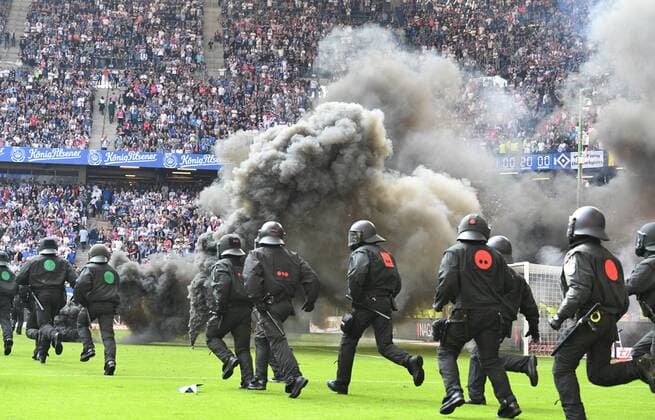 Themen der Woche - SPORT Bilder des Tages - SPORT Fussball, Herren, Saison 2017 2018, 1. Bundesliga (34. Spieltag) , Hamburger SV - Borussia Mönchengladbach, Fans des HSV brennen kurz vor Ende Feuerwerk ab, Ordner und Polizei müssen das Spielfeld sichern, 12.05. 2018, Copyright: xMatthiasxKochx