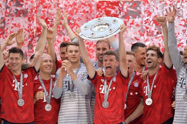 Themen der Woche - SPORT Bilder des Tages - SPORT 12.05.2018, Fussball 1. Bundesliga 2017 2018, 34. Spieltag, FC Bayern München - VfB Stuttgart, in der Allianz-Arena München. Siegerehrung Deutscher Meister Bayern München: Thomas Müller (FC Bayern München).