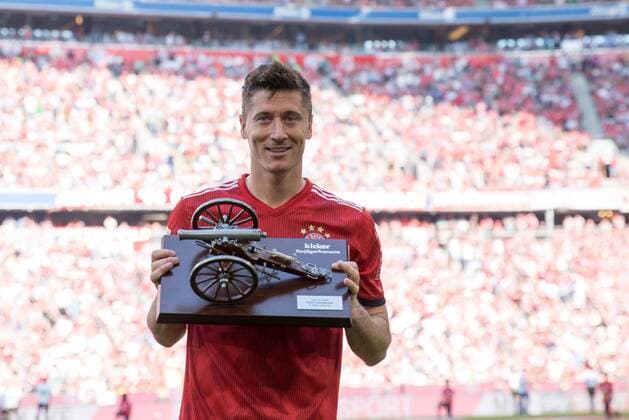 Themen der Woche - SPORT Bilder des Tages - SPORT Robert Lewandowski 9 (FC Bayern Muenchen) in der Torschuetzenkanone Hand, FC Bayern Muenchen vs. VfB Stuttgart, Fussball, 1.Bundesliga, 12.05.2018 Muenchen Bayern Deutschland