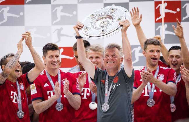München, 12.05.2018 Co-Trainer Peter Hermann (FCB) mit Meisterschale FC Bayern München - VfB Stuttgart
