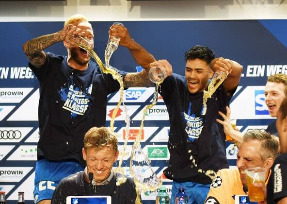 Themen der Woche - SPORT Bilder des Tages - SPORT Julian Nagelsmann (Trainer TSG 1899 Hoffenheim) bekommt eine Bierdusche von Kevin Vogt (TSG 1899 Hoffenheim) und Nadiem Amiri (TSG 1899 Hoffenheim), TSG 1899 Hoffenheim vs Borussia Dortmund, Fussball, 1. Bundesliga, 12.05.2018, TSG 1899 Hoffenheim vs Borussia Dortmund, Fussball, 1. Bundesliga, 12.05.2018 Hoffenheim Copyright: xNeisx Eibner-Pressefotox EP_ans
