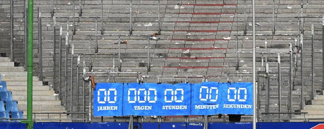 Themen der Woche - SPORT Fussball, Herren, Saison 2017 2018, 1. Bundesliga (34. Spieltag) , Hamburger SV - Borussia Mönchengladbach (2:1), Fans aus Gladbach zählten mit einer eiigenen Bundesliga-Uhr die Zeit des HSV herunter und ließen diese im Gästeblock hängen, 12.05. 2018, Copyright: xMatthiasxKochx