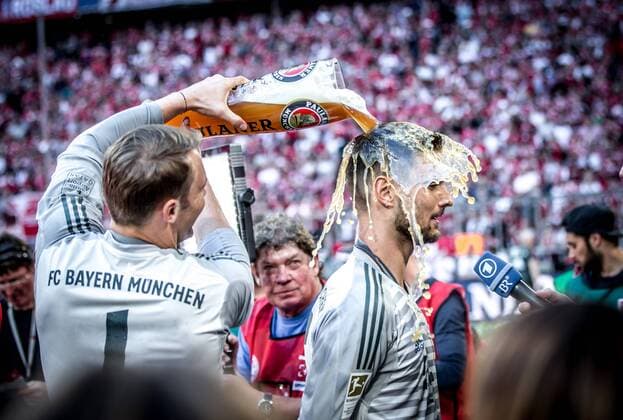 Themen der Woche - SPORT Bilder des Tages - SPORT Torwart Manuel Neuer (FC Bayern Muenchen 1) ubergiesst Torwart Sven Ulreich (FC Bayern Muenchen 26) mit Bier, FC Bayern Muenchen vs. VfB Stuttgart, 1.Bundesliga, Fussball, 12.05.2018, FC Bayern Muenchen vs. VfB Stuttgart, 1.Bundesliga, Fussball, 12.05.2018 Muenchen Copyright: xLanger Eibner-Pressefotox EP_HLR