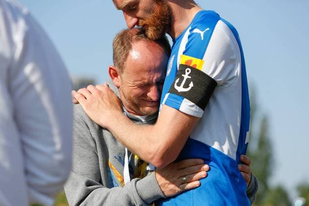 Themen der Woche - SPORT Bilder des Tages - SPORT 13.05.2018, xtgx, Fussball 2.Bundesliga, Holstein Kiel - Eintracht Braunschweig, emspor, v.l. Torsten Lieberknecht (Braunschweig, Trainer) weint in den Armen von Dominic Peitz (Kiel, 13) Kiel