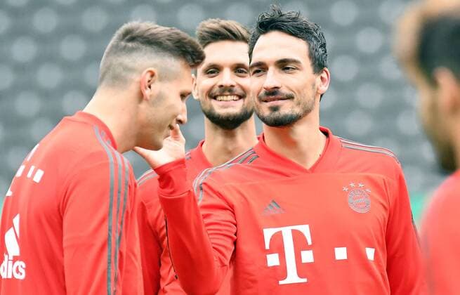Bilder des Tages - SPORT 18.05.2018, xpsx, DFB Pokalfinale, Eintracht Frankfurt - FC Bayern Muenchen, Pressekonferenz und Training, emspor v.l. Niklas Süle (FC Bayern München), Mats Hummels (FC Bayern Muenchen) Berlin