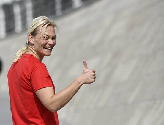 Themen der Woche - SPORT KW20 Bilder des Tages - SPORT Vierter 4. Offizieller Schiedsrichter Referee Schiedsrichter Schiedsrichterin Referee Bibiana Steinhaus beim morgendlichen Fitnessprogramm am Spreebogen Training Vorbereitung Gestik, Geste Daumen hoch 75. DFB-Pokalfinale FC Bayern FCB gegen Eintracht Frankfurt SGE 19.05.2018 DFB-Pokalfinale FC Bayern FCB gegen Eintracht Frankfurt SGE