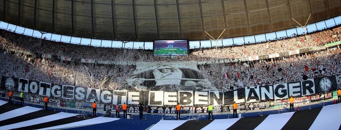Fußball, DFB-Pokalfinale 2017 2018, FC Bayern München - Eintracht Frankfurt Themen der Woche - SPORT KW20 Bilder des Tages - SPORT Deutschland, Berlin, Olympiastadion Berlin, 19.05.2018, Fussball - DFB-Pokal Finale - FC Bayern Muenchen - Eintracht Frankfurt Bild: Choreo Frankfurter Fans Totgesagte leben länger Copyright: HMBxMedia xHeikoxBecker