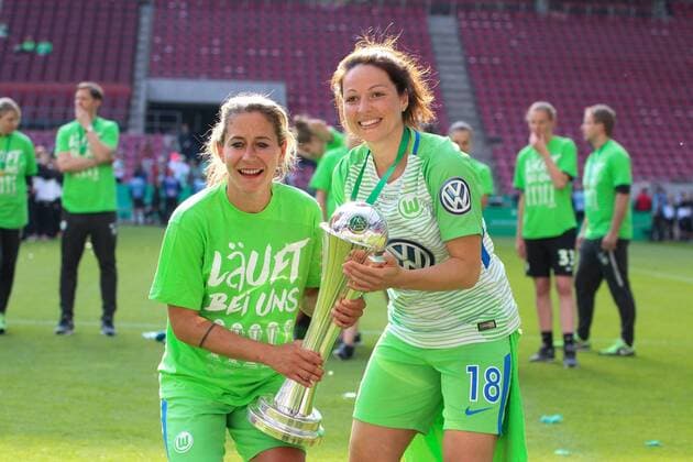 Anna Blaesse ( VfL Wolfsburg ) und Vanessa Bernauer ( VfL Wolfsburg ) feiern mit dem DfB Pokal, Fussball - DFB-Pokal Frauen Finale - VfL Wolfsburg vs. FC Bayern Muenchen, Koeln , 19.05.2018 , Fussball - DFB-Pokal Frauen Finale - VfL Wolfsburg vs. FC Bayern Muenchen Koeln Copyright: xMarkxBohla xEibner-Pressefotox EP_bohla