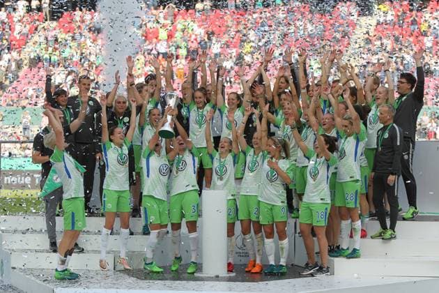 Themen der Woche - SPORT KW20 Bilder des Tages - SPORT Die Spielerinnen jubeln mit dem Pokal bei VFL Wolfsburg vs. FC Bayern Muenchen, DFB-Pokalfinale der Frauen, 19.05.2018 VFL Wolfsburg vs. FC Bayern Muenchen, DFB-Pokalfinale der Frauen, 19.05.2018 Koeln Copyright: xMarioxHommesx Eibner-Pressefotox EP_mhs