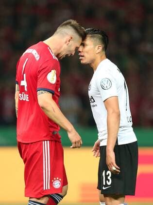 Themen der Woche - SPORT KW20 Bilder des Tages - SPORT Niklas Suele (FC Bayern Muenchen 4) Carlos Salcedo ( Eintracht Frankfurt 13 ) kopf an kopf, FC Bayern Muenchen vs. Eintracht Frankfurt, DFB Pokal, Finale, Fussball, 19.05.2018, FC Bayern Muenchen vs. Eintracht Frankfurt, DFB Pokal, Finale, Fussball, 19.05.2018 Berlin Copyright: xLanger Eibner-Pressefotox EP_HLR