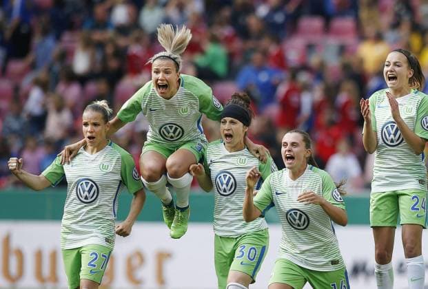 Themen der Woche - SPORT KW20 Bilder des Tages - SPORT Fussball, Köln, Deutschland , DFB-Pokalfinale Frauen,, VFL Wolfsburg (WOB ) vs. FC Bayern M München 3-2 n.E. im Rhein-Energie Stadion in Köln am 19. 05. 2018 Isabel KERSCHOWSKI (VFL),Zsanett JAKABFI (VFL), Ella MASAR (VFL), Noelle MARITZ (VFL), Joelle WEDEMEYER (VFL) , v.li.n.re.- beim Elfmeterschiessen