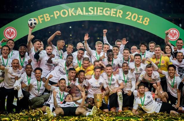 Themen der Woche - SPORT KW20 Bilder des Tages - SPORT 19. Mai 2018: Berlin, Olympiastadion: Fussball DFB-Pokalfinale: FC Bayern Muenchen - Eintracht Frankfurt: Frankfurts Spieler jubeln nach dem Spiel unter dem Siegerbogen.