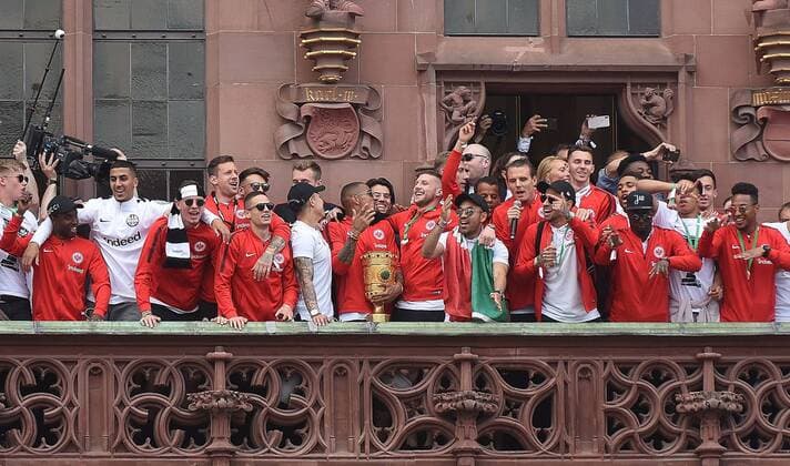 Themen der Woche - SPORT KW20 Bilder des Tages - SPORT 20.05.2018, xhbx, Fussball, Eintracht Frankfurt Empfang am Roemer mit dem DFB Pokal, emspor v.l. Mannschaft, Spieler von Eintracht Frankfurt Frankfurt am Main