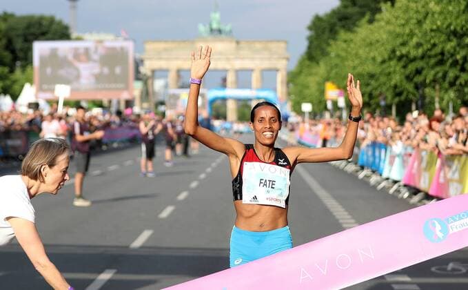 Themen der Woche - SPORT KW21 Bilder des Tages - SPORT Berlin, 26.05.18, 35. Avon Frauenlauf Berlin, Deutschland, GER Bild: Bild: Siegerin Fate Tola (Hannover Athletics) AVON Frauenlauf Berlin