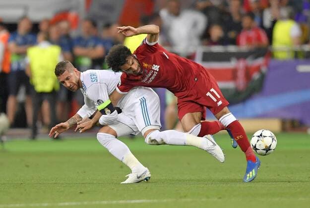 Themen der Woche - SPORT KW21 Bilder des Tages - SPORT Fußball, CL Finale, Real Madrid - FC Liverpool 26.05.2018, Fussball UEFA Championsleague Finale 2018, Real Madrid - FC Liverpool, im Olympiastadion Kiew (Ukraine). v.l. Sergio Ramos (Real Madrid) gegen Mohamed Salah (FC Liverpool)