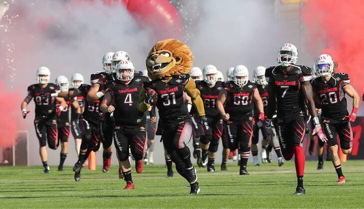 Themen der Woche - SPORT KW21 Bilder des Tages - SPORT Einlauf der Braunschweig Lions mit Maskottchen Henri