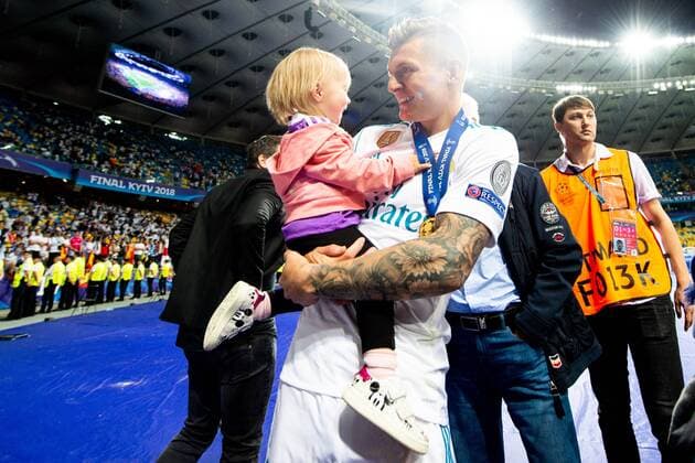Themen der Woche - SPORT KW21 Bilder des Tages - SPORT 180526 Toni Kroos of Real Madrid celebrates with his child after the UEFA Champions League final between Real Madrid and Liverpool on May 26, 2018 in Kyiv. Photo: Vegard Wivestad Grott BILDBYRAN kod VG 170178 Copyright: VEGARDxWIVESTADxGRoTT BB180526ZL049