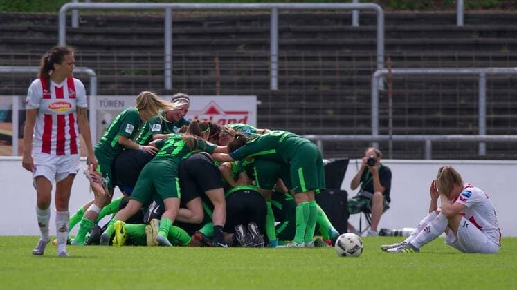 Themen der Woche - SPORT KW21 Bilder des Tages - SPORT Die Spielerinnen des SV Werder Bremen mit Jubel über den Klassenerhalt, Sieg, Freude, Party, Jubel über das gewonnene Spiel, feiern, Fussball, Allianz Frauen-Bundesliga, 1. FC Köln - SV Werder Bremen,