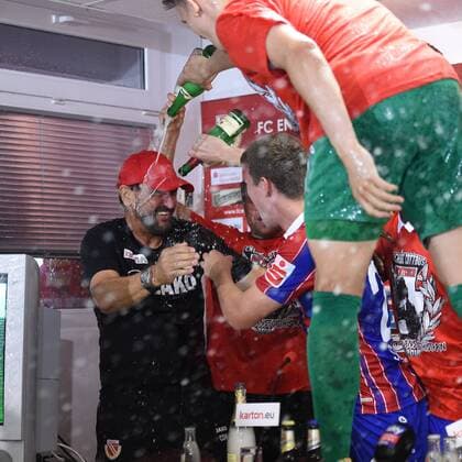 Themen der Woche - SPORT KW21 Bilder des Tages - SPORT Fussball, Herren, Saison 2017 18, Aufstiegsrunde zur 3. Liga, Rückspiel, FC Energie Cottbus - SC Weiche Flensburg 08, Jubel nach dem Abpfiff, Cheftrainer Claus-Dieter Wollitz (FC Energie Cottbus) bekommt auf der Pressekonferenz eine Champagnerdusche, 27.05.18, Copyright: xMichaelxHundtx xMatthiasxKochx