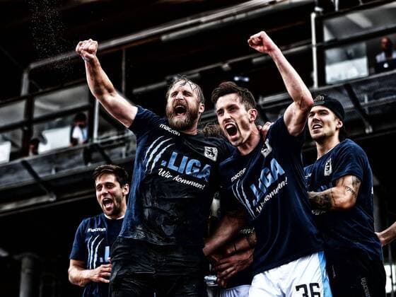 Themen der Woche - SPORT KW21 Bilder des Tages - SPORT Trainer Daniel Bierofka ( TSV 1860 Muenchen ) Phillipp Steinhart ( TSV 1860 Muenchen ) nach dem Aufstieg, TSV 1860 Muenchen vs. 1. FC Saarbruecken, Relegation 2018, Fussball, 27.05.2018, TSV 1860 Muenchen vs. 1. FC Saarbruecken, Relegation 2018, Fussball, 27.05.2018 Muenchen Copyright: xEIBNER HarryxLangerx EP_HLR