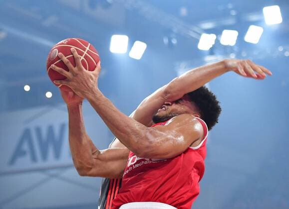 Themen der Woche - SPORT KW22 Bilder des Tages - SPORT 29.05.2018 - Basketball - Saison 2017 2018 - 1. Bundesliga easycredit BBL - 4. Halbfinalspiel: Brose Bamberg - FC Bayern München - HMI - Augustine Rubit (21, Brose Bamberg) gegen Maik Zirbes ( 33, FC Bayern München )