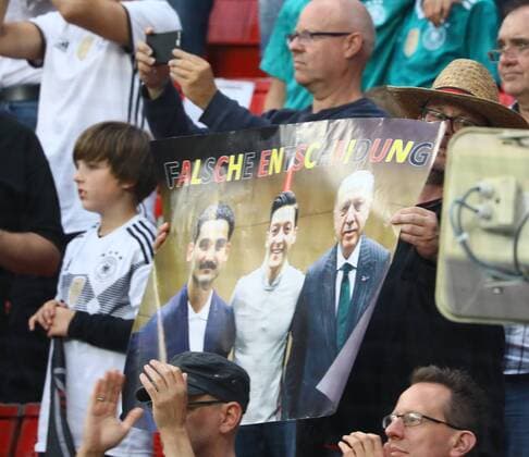 Themen der Woche - SPORT KW23 Bilder des Tages - SPORT Fan weist Mesut Oezil (Deutschland Germany) und Ilkay Guendogan (Deutschland, Germany) darauf hin, dass ihr Bild mit Präsident Erdogan eine falsche Entscheidung war - 08.06.2018: Deutschland vs. Saudi-Arabien, Freundschaftsspiel, BayArena Leverkusen