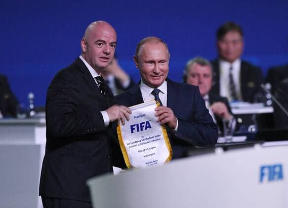 Themen der Woche - SPORT KW25 Bilder des Tages - SPORT Fussball International FIFA Kongress 2018 in Moskau 13.06.3018 FIFA Praesident Gianni Infantino (li, Schweiz) ueberreicht dem russische Praesident Wladimir Putin einen Wimpel