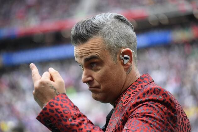 Themen der Woche - SPORT KW25 Bilder des Tages - SPORT Moskau, Fussball Herren,FIFA Fussball Welltmeisterschaften 2018, FIFA World Cup WM Weltmeisterschaft Fussball 2018, 14.06.2018, Luzhniki Stadion Moskau, Eröffnungsfeier Robbie Williams Stinkefinger