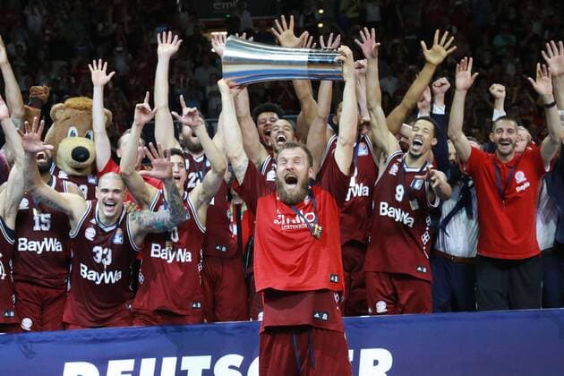 Themen der Woche - SPORT KW25 Bilder des Tages - SPORT Deutscher Meister 2018 FC Bayern Basketball, Mannschaftsjubel mit Pokal und Siegerehrung. Kapitän Anton Gavel (mit Pokal) Basketball Playoff FC Bayern München Basketball - Alba Berlin 16.06.2018