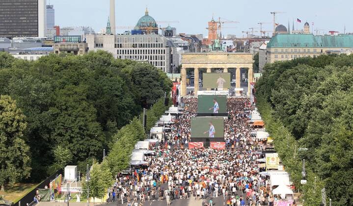 Themen der Woche - SPORT KW25 Bilder des Tages - SPORT Berlin Tiergarten, 17.06.18, Strasse des 17. Juni, Fanmeile, WM 2018, Spiel Deutschland gegen Mexiko ueberblick ueber die Fan gefuellte Strasse des 17. Juni mit Monitoren zum Public Viewing, im Hintergrund ist das Brandenburger Tor und die City Ost zu sehen Fanmeile WM 2018 Berlin Berlin Copyright: xEIBNER AndreasxGorax EP_AGA