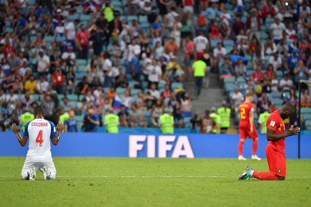Bilder des Tages - SPORT WM 2018, Belgien - Panama Fidel ESCOBAR (PA,li) und Romelu LUKAKU (BEL,re) fallen nach dem Schlusspfif auf die Knie und beten. Belgien (BEL) - Panama (PAN) 3-0, Vorrunde, Gruppe G, Spiel 13, am 18.06.2018 in SOTSCHI,Fisht Olymipic Stadium. Fussball Weltmeisterschaft 2018 in Russland vom 14.06. - 15.07.2018.