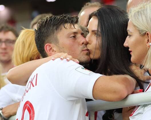 Bilder des Tages - SPORT David Kownacki (Polen, Poland) lässt sich von seiner Freundin und Schwester trösten nach der Auftaktniederlage - 19.06.2018: Polen vs. Senegal, Gruppe H, Spartak Stadium Moskau
