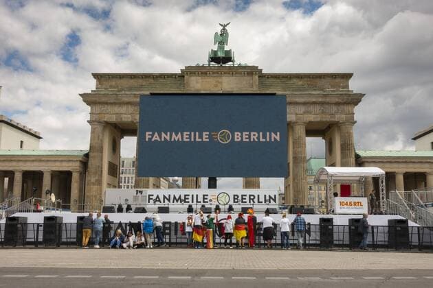 Die Bühne auf der Fanmeile zur Fußball-Weltmeisterschaft am Brandenburger Tor auf der Straße des 17. Juni in Berlin-Tiergarten. Foto: Volker Hohlfeld WM-Fanmeile Berlin