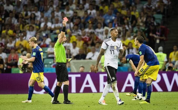 Themen der Woche - SPORT KW25 Bilder des Tages - SPORT WM 2018, Deutschland - Schweden Sochi, 23.06.2018 Platzverweis Jerome Boateng (Deutschland) gelb rote Karte Deutschland - Schweden Fisht Stadion - Olympiastadion