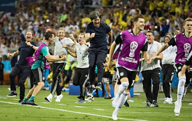 Themen der Woche - SPORT KW25 Bilder des Tages - SPORT WM 2018, Deutschland - Schweden Sochi, 23.06.2018 Torjubel: Trainer Joachim Löw (Deutschland) springt in die Luft Deutschland - Schweden Fisht Stadion - Olympiastadion