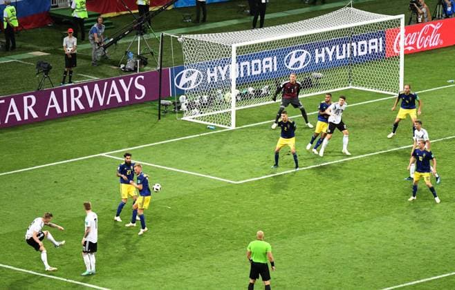 Themen der Woche - SPORT KW25 Fussball, Herren, Saison 2017 18, WM in Russland, Gruppe F (2. Spieltag, Olympiastadion Sotschi), Deutschland - Schweden, Toni Kroos (ganz links, Deutschland) erzielt das Tor zum 2:1 gegen Torwart Robin Olsen (Nr. 1, Schweden), 23.06. 2018, Copyright: xMatthiasxKochx