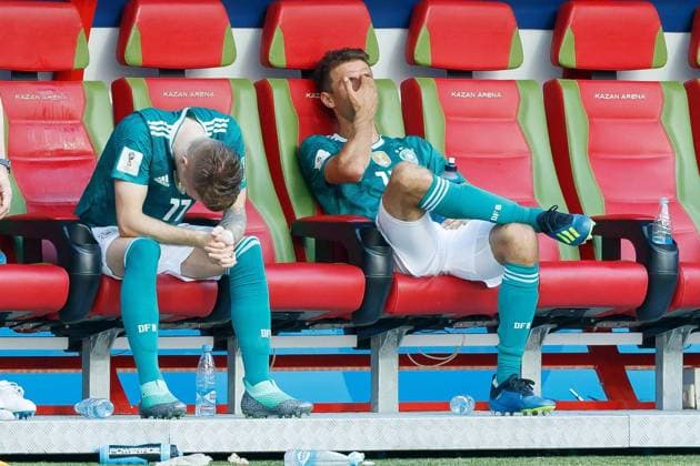 Bilder de Tages - SPORT Kasan, Russland, 27.06.2018, FIFA Weltmeisterschaft, Gruppe F, Suedkorea - Deutschland, Marco Reus (GER) und Thomas Mueller (GER) nach dem spiel enttaeuscht, auf der bank ( DeFodi507