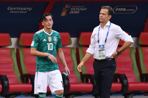 Bilder de Tages - SPORT FUSSBALL WM 2018 Vorrunde Gruppe F ------- Suedkorea - Deutschland 27.06.2018 Mesut Oezil (li) und Teammanager Oliver Bierhoff (re, beide Deutschland) sind nach dem Abpfiff enttaeuscht