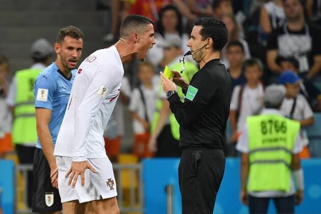 Sport Themen der Woche KW26 Sport Bilder des Tages Aufgebracht-Cristiano RONALDO (POR) bruellt Schiedsrichter Cesar RAMOS an und bekommt dafuer die Gelbe Karte,Wut,Aerger. Uruguay (URU) - Portugal (POR) 2-1, Achtelfinale,Round of 16,Spiel 49, am 30.06.2018 in SOTSCHI,Fisht Olympic Stadium. Fussball Weltmeisterschaft 2018 in Russland vom 14.06. - 15.07.2018.