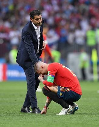 Sport Themen der Woche KW26 Sport - Bilder des Tages FUSSBALL WM 2018 Achtelfinale ---- Spanien - Russland 01.07.2018 Trainer Fernando Hierro (li) und Sergio Ramos (re, beide Spanien) sind nach dem Spielende enttaeuscht