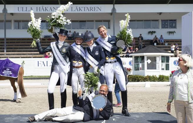 Sport Themen der Woche KW28 Sport Bilder des Tages 180715 The Swedish team celebrates after winning the FEI Dressage Nations Cup competition during day 8 of Falsterbo Horse Show on July 15, 2018 in Falsterbo. Photo: Ludvig Thunman BILDBYRN kod LT 35504 Copyright: LUDVIGxTHUNMAN BB180715LT023