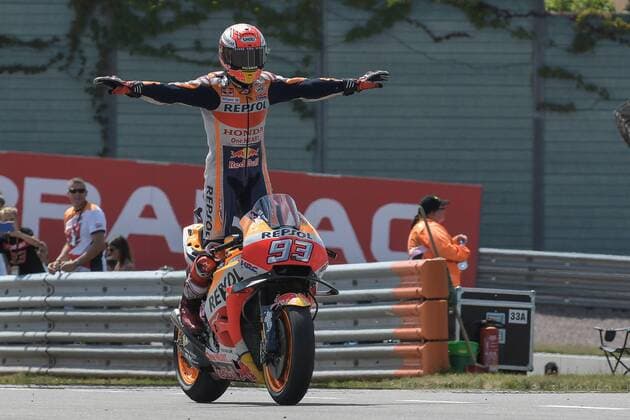 Sport Themen der Woche KW28 Sport Bilder des Tages nach dem Rennen, Der Sieger Marc Marquez, (ESP), Honda, Repsol Honda Team, Motorrad Grand Prix Deutschland 2018, MotoGP, Race, 15.07.2018 Hohenstein-Ernstthal Sachsen Germany, Deutschland