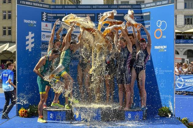 Sport Themen der Woche KW28 Sport Bilder des Tages ITU World Triathlon Hamburg Team WM; Hamburg, 15.07.2018 Die obligatorische Bierdusche nach der Siegerehrung, ITU World Triathlon Hamburg Team WM, 15.07.2018, (Hamburg).