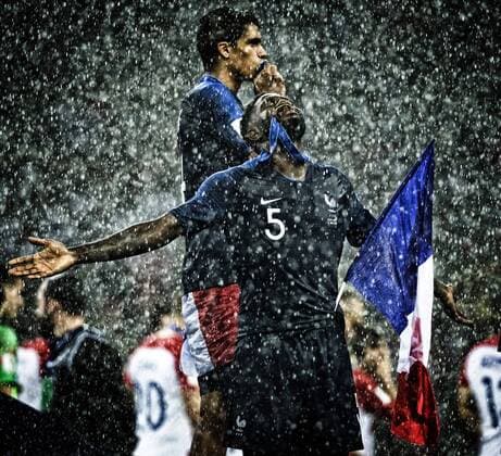 Moskau , 15.07.2018 Schlussjubel von Weltmeister Samuel Umtiti (FRA) im Regen Frankreich - Kroatien