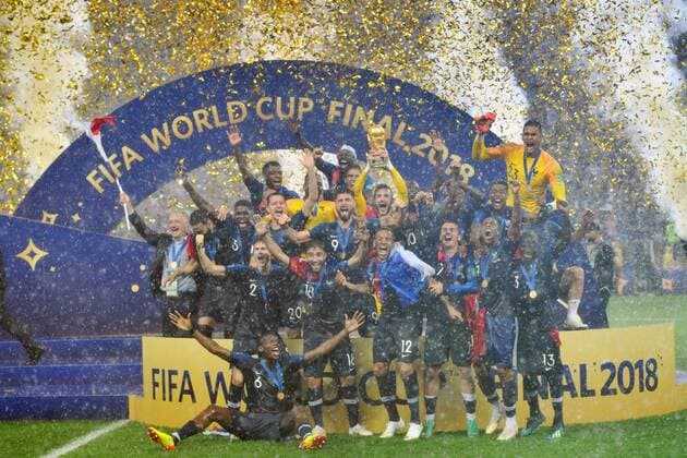 Fußball, WM Finale 2018 in Moskau, Frankreich - Kroatien Teamfoto,Team,Mannschaft,Mannschaftsfoto, mit Pokal,Cup,Trophaee,Siegerehrung, Victory Ceremony, Jubel,Freude,Begeisterung, Frankreich (FRA) - Kroatien (CRO) 4-2, Finale, Spiel 64, am 15.07.2018 in Moskau; Luzhniki Stadion. Fussball Weltmeisterschaft 2018 in Russland vom 14.06. - 15.07.2018.