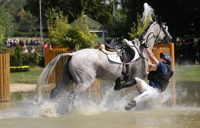 Sport Themen der Woche KW29 Sport Bilder des Tages Aachen , Reiten , Vielseitigkeit , Gelände , DHL Preis , Sturz von Oliver Townend ( GBR ) auf Ballaghmor Class
