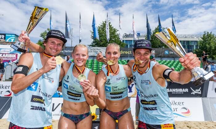 Sport Themen der Woche KW30 Sport Bilder des Tages Die Techniker Beach Tour 2018 - Leipzig, 29.07.2018 Jonas Schroeder (United Volleys), Anna Behlen (SV Lohhof), Sarah Schneider (SV Lohhof), Paul Becker (Deutsche Energie Beachteam); Die Techniker Beach Tour 2018 - Leipzig am 29.07.2018, Leipzig.