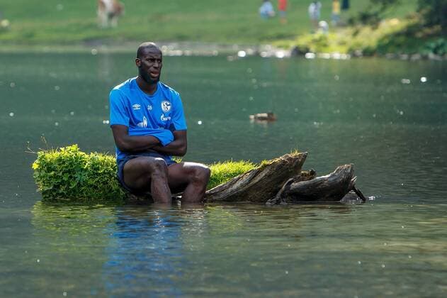Sport Themen der Woche KW31 Sport Bilder des Tages Mittersill, Oesterreich, 03.08.2018, Trainingslager FC Schalke 04, Salif Sane (S04) sitzt im Hintersee ( DeFodi507