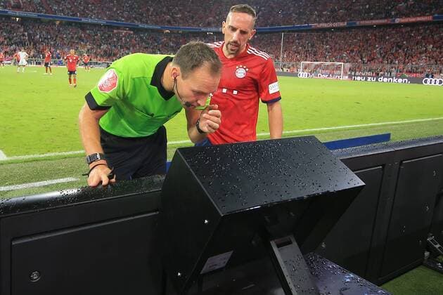 Sport Themen der Woche KW34 Sport Bilder des Tages 24.08.2018, Fussball 1. Bundesliga 2018 2019, 1. Spieltag, FC Bayern München - TSG 1899 Hoffenheim, in der Allianz-Arena München. Schiedsrichter Bastian Dankert (li) beim Video-Beweis, Franck Ribery schaut zu.